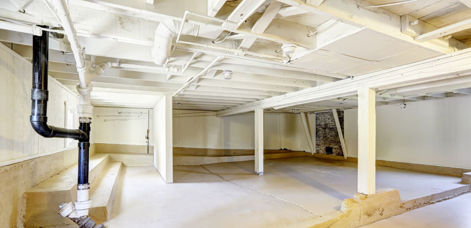 Spacious empty basement in an American house