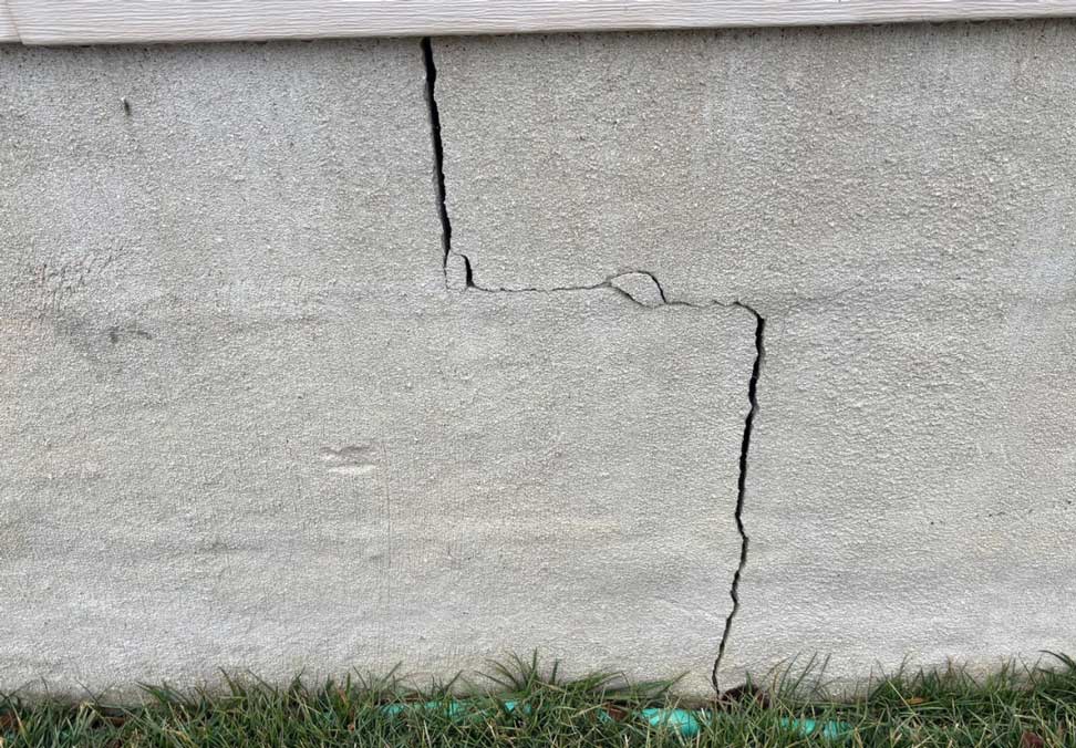 horizontal-crack-poured-concrete-foundation-wall-exterior-downtown-altoona-virginia